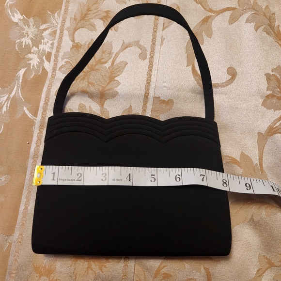 Black formal purse with a scalloped design - Picture 3 of 9